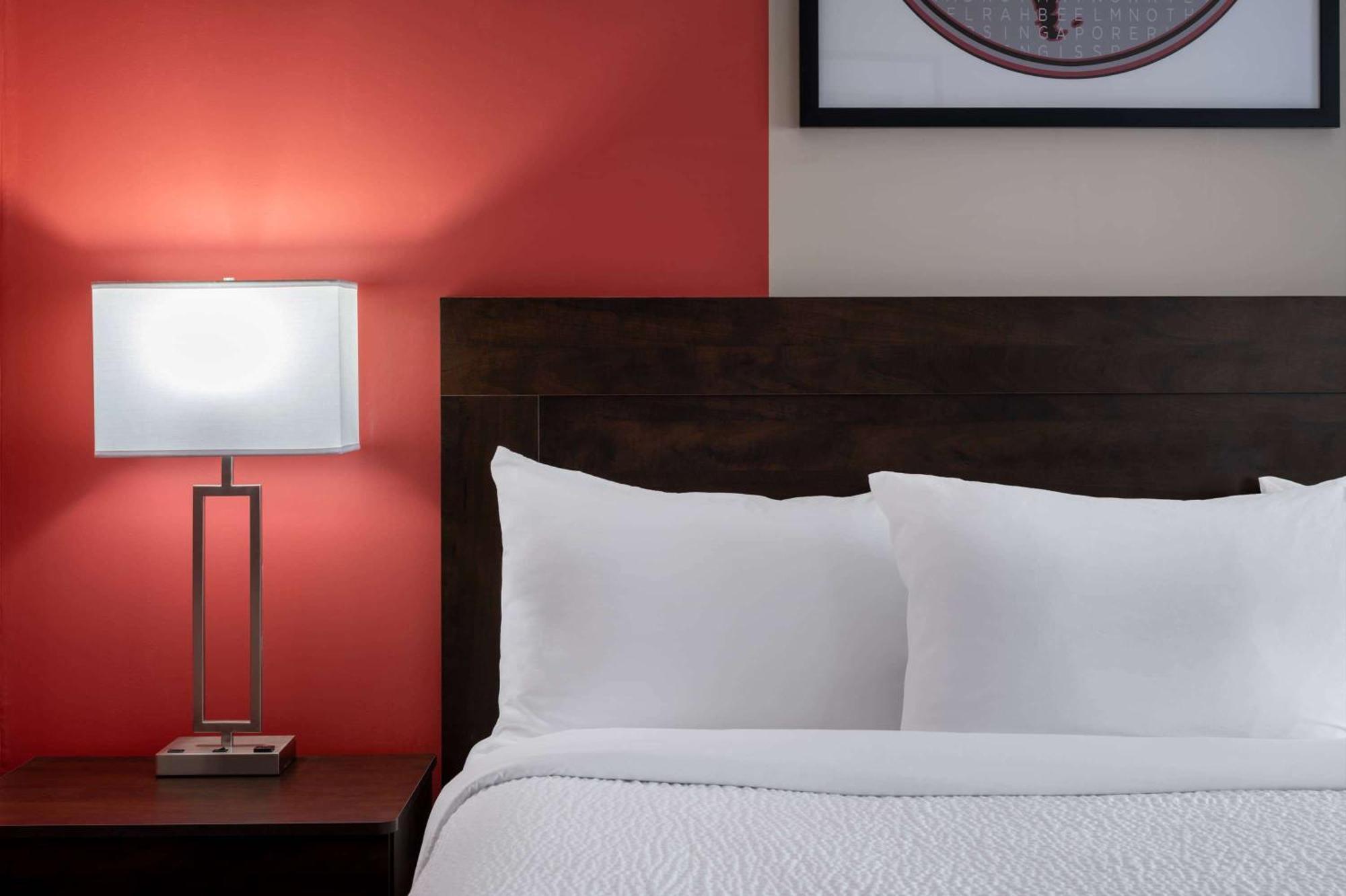 Ramada By Wyndham Thunder Bay Airlane Hotel מראה חיצוני תמונה