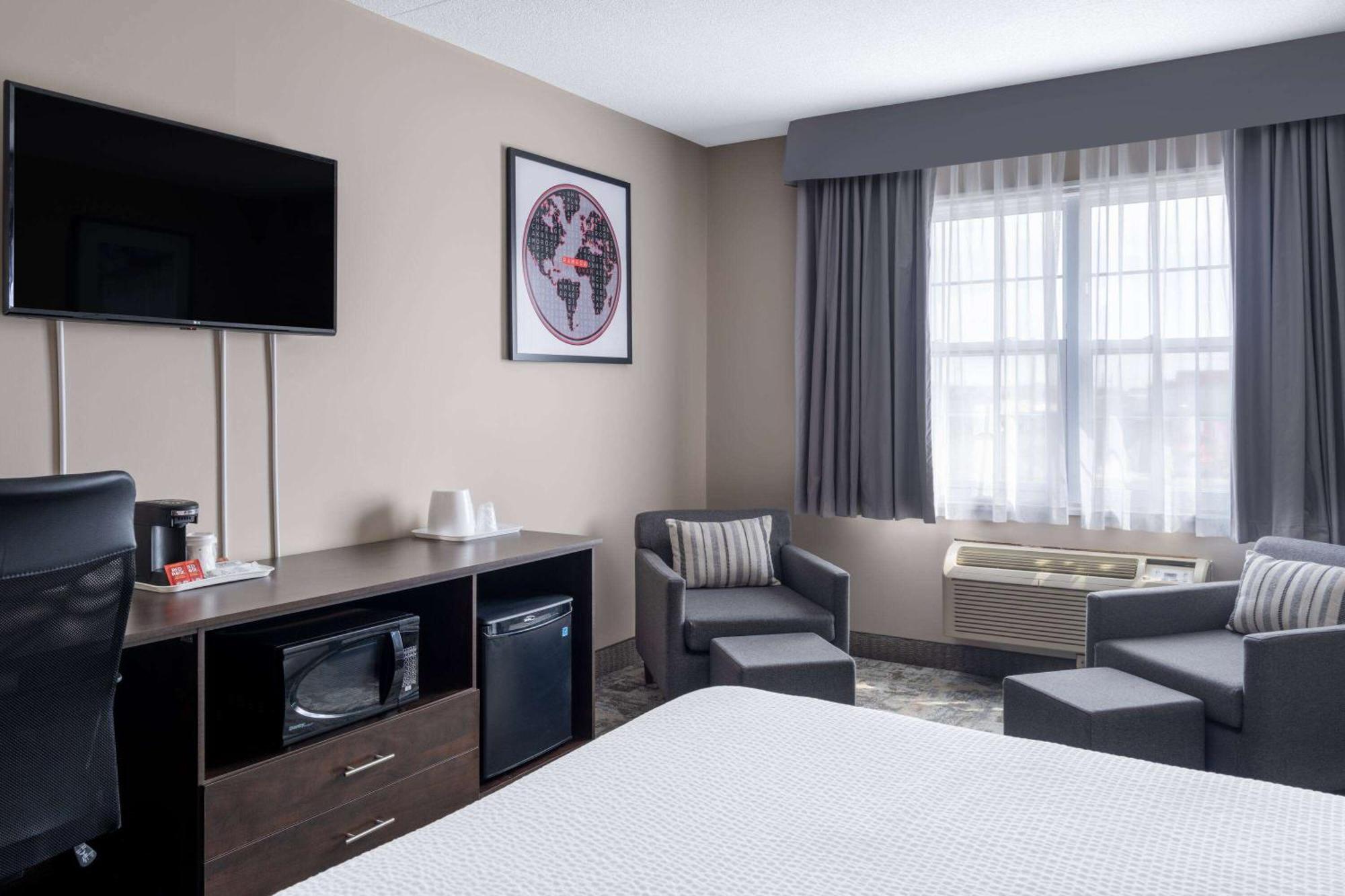 Ramada By Wyndham Thunder Bay Airlane Hotel מראה חיצוני תמונה