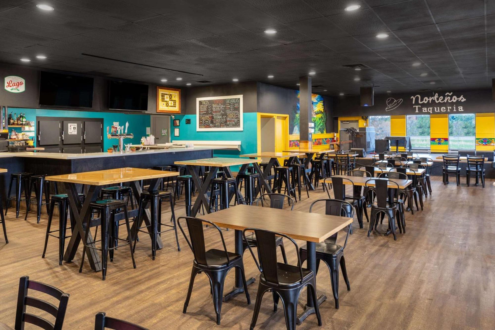 Ramada By Wyndham Thunder Bay Airlane Hotel מראה חיצוני תמונה