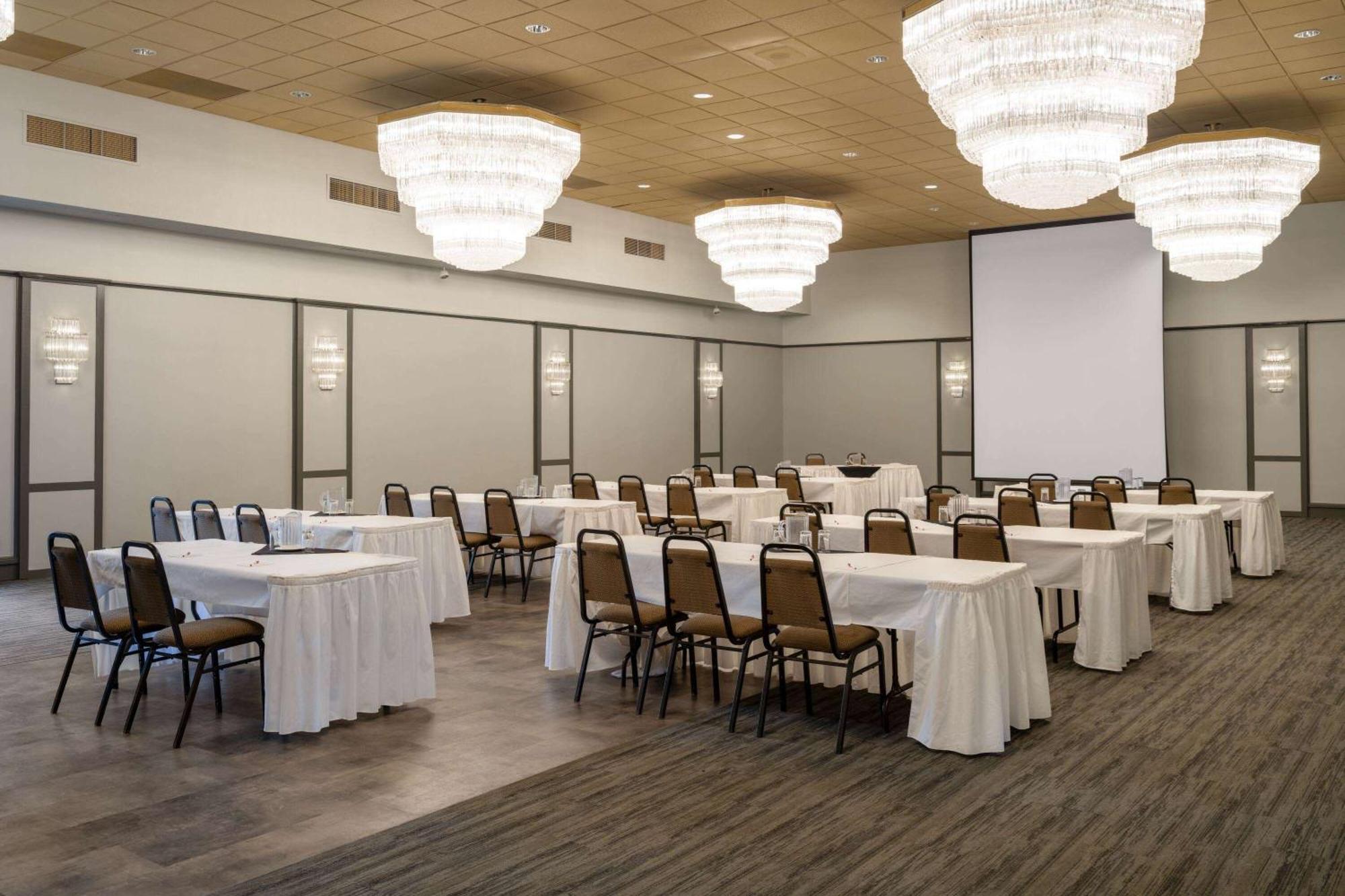 Ramada By Wyndham Thunder Bay Airlane Hotel מראה חיצוני תמונה