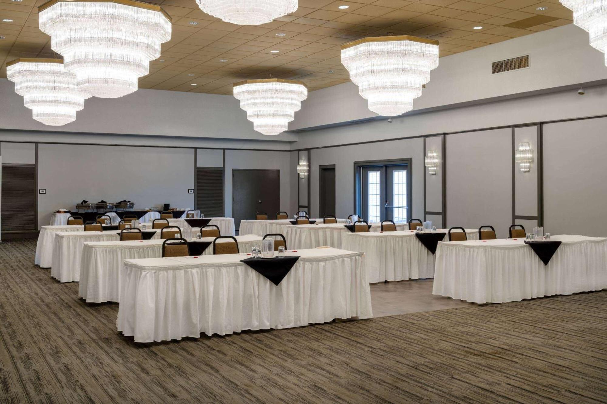Ramada By Wyndham Thunder Bay Airlane Hotel מראה חיצוני תמונה