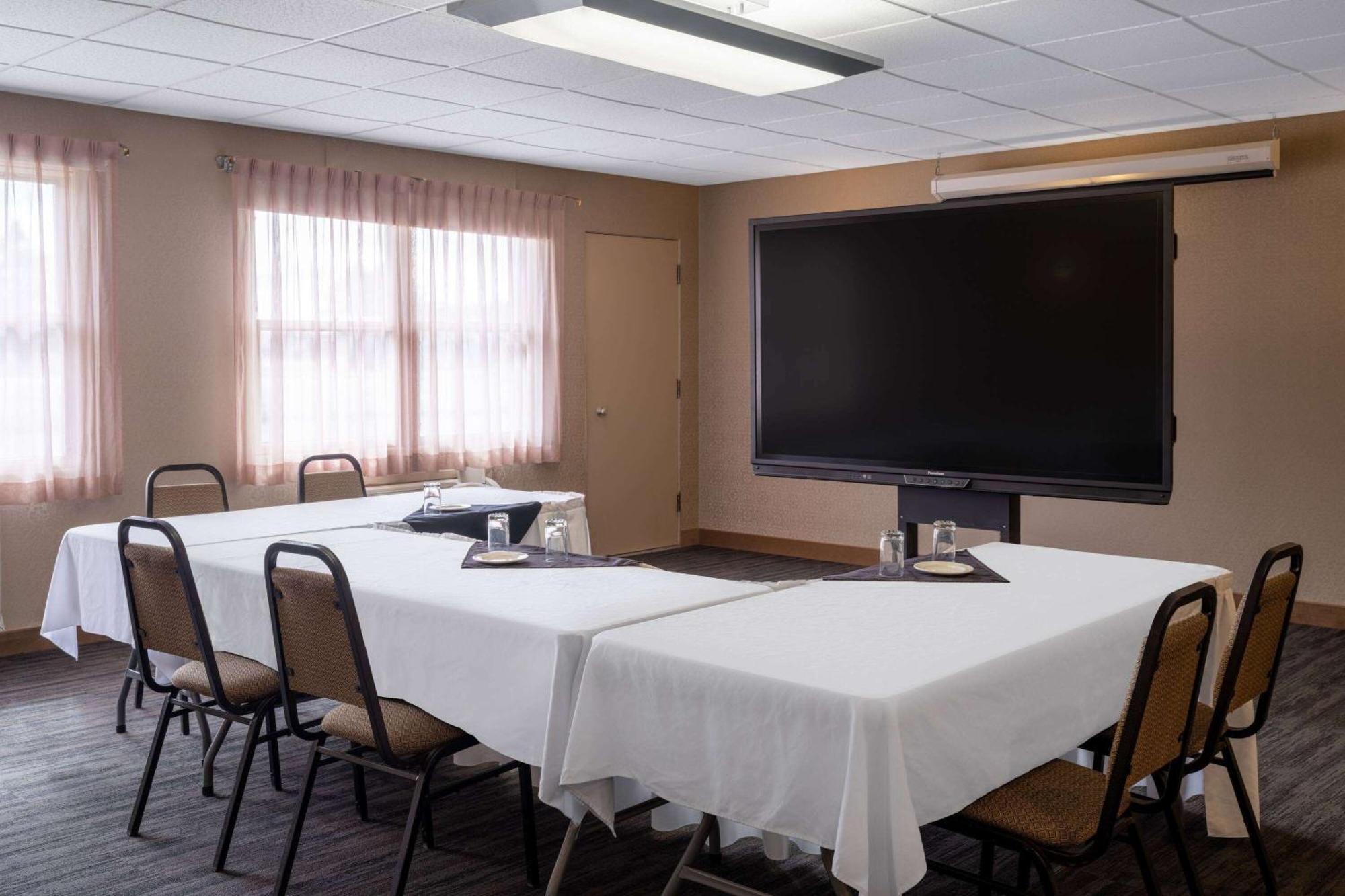 Ramada By Wyndham Thunder Bay Airlane Hotel מראה חיצוני תמונה