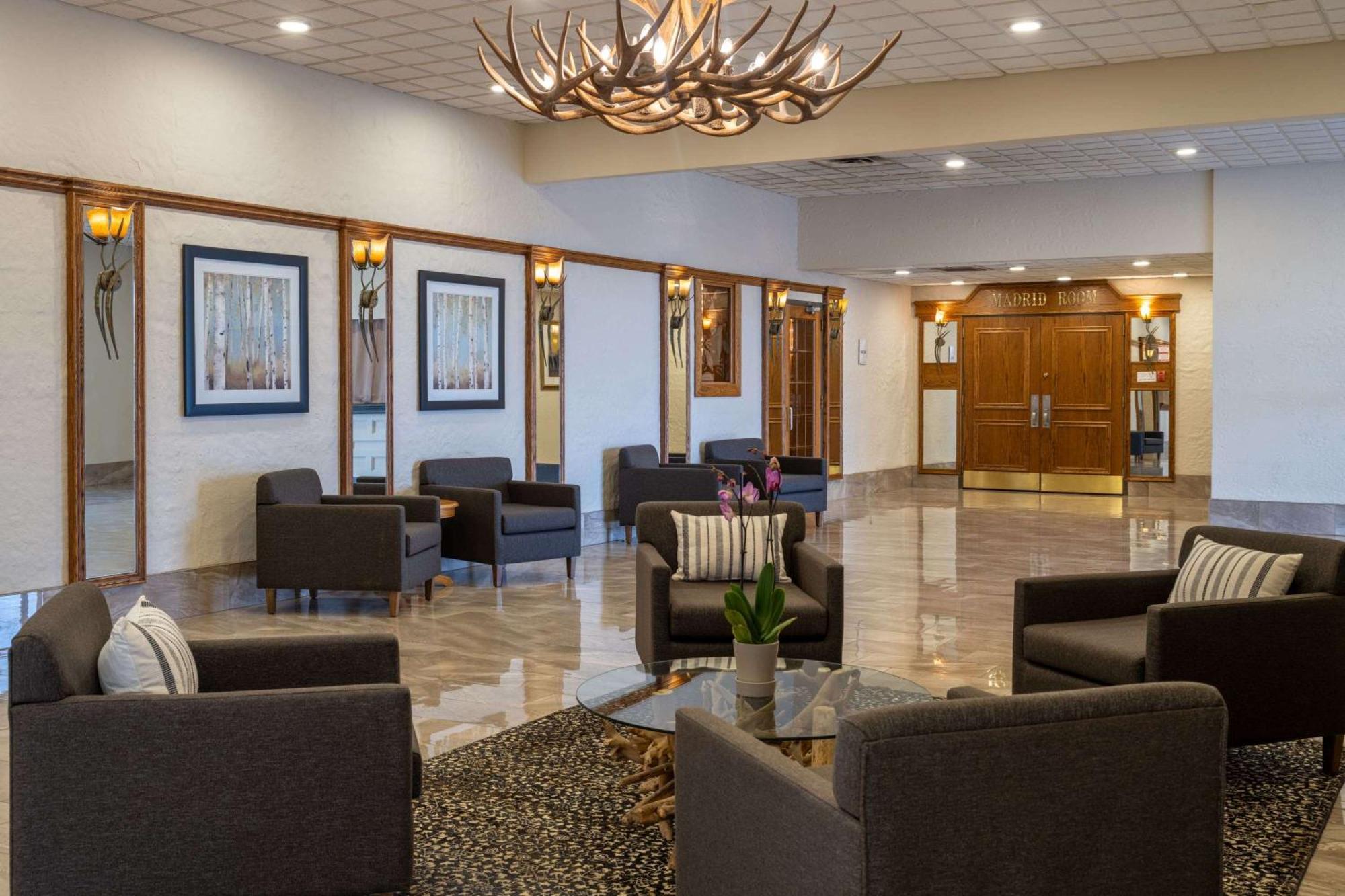 Ramada By Wyndham Thunder Bay Airlane Hotel מראה חיצוני תמונה