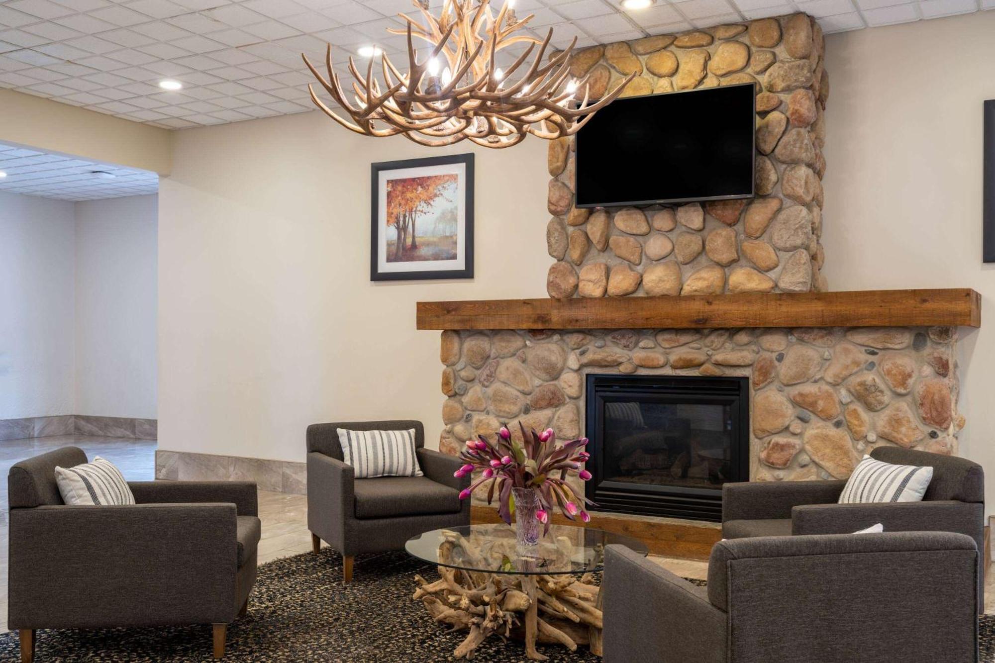 Ramada By Wyndham Thunder Bay Airlane Hotel מראה חיצוני תמונה