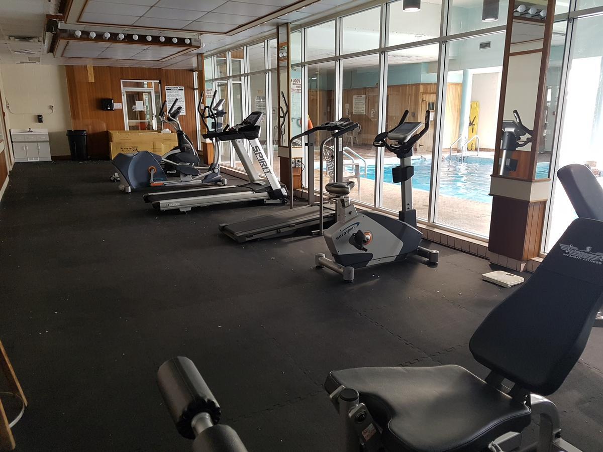 Ramada By Wyndham Thunder Bay Airlane Hotel מראה חיצוני תמונה
