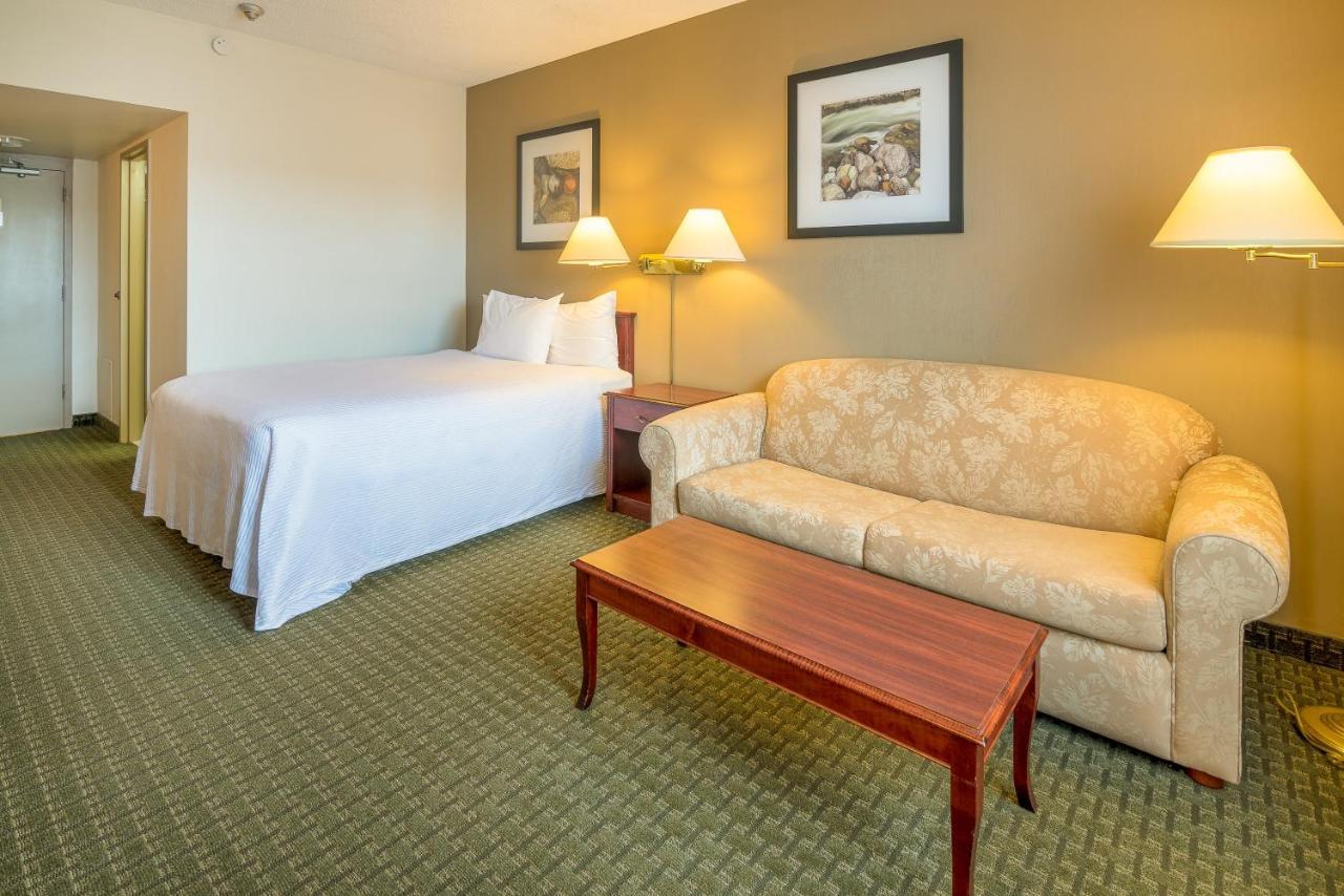 Ramada By Wyndham Thunder Bay Airlane Hotel מראה חיצוני תמונה