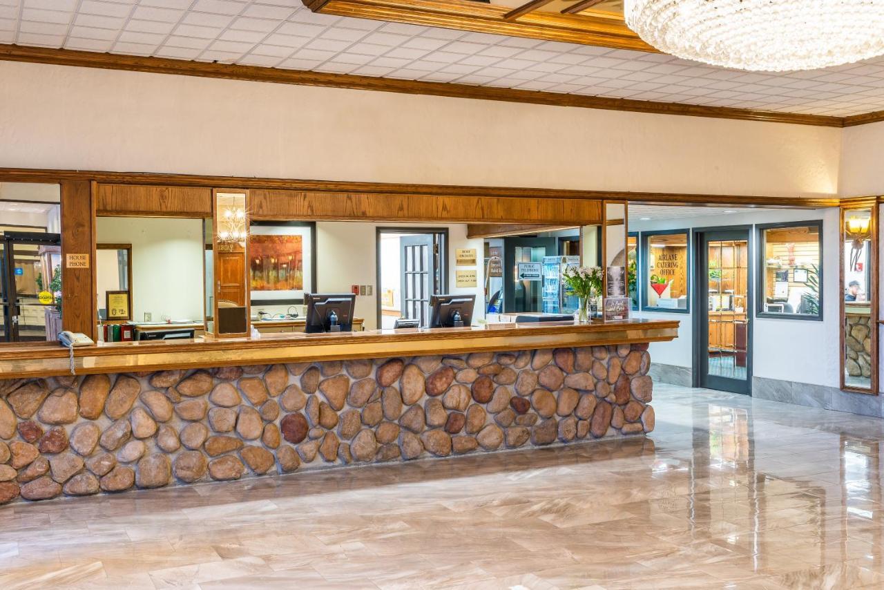 Ramada By Wyndham Thunder Bay Airlane Hotel מראה חיצוני תמונה