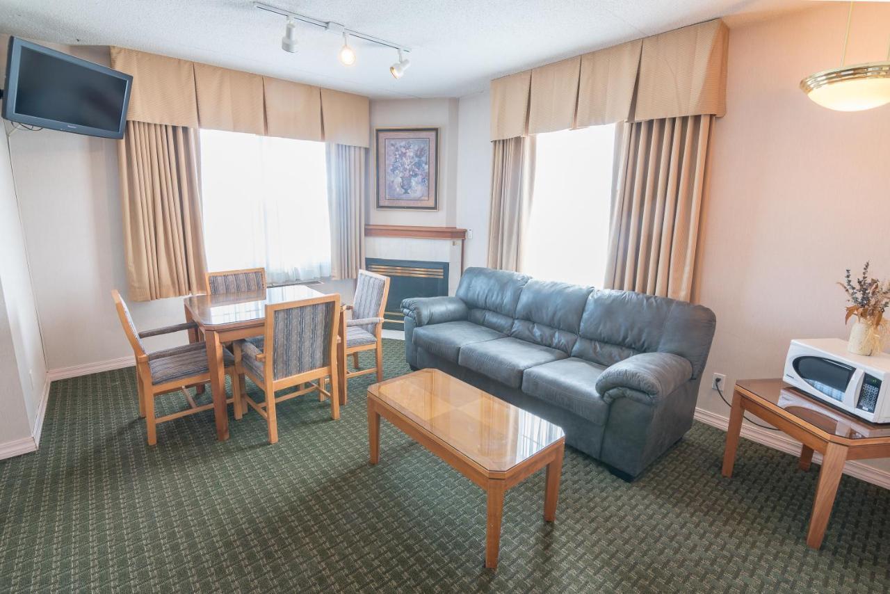 Ramada By Wyndham Thunder Bay Airlane Hotel מראה חיצוני תמונה